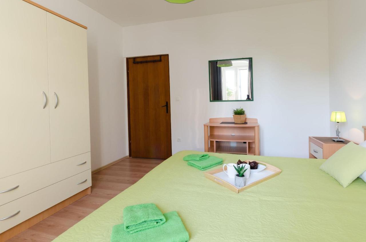 Apartments Ester Funtana Exterior photo